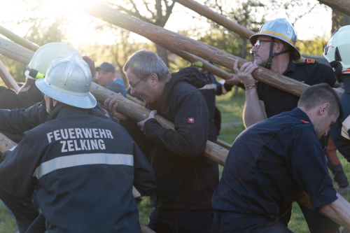 Maibaumaufstellen-2026-cReinhardEmsenhuber-37